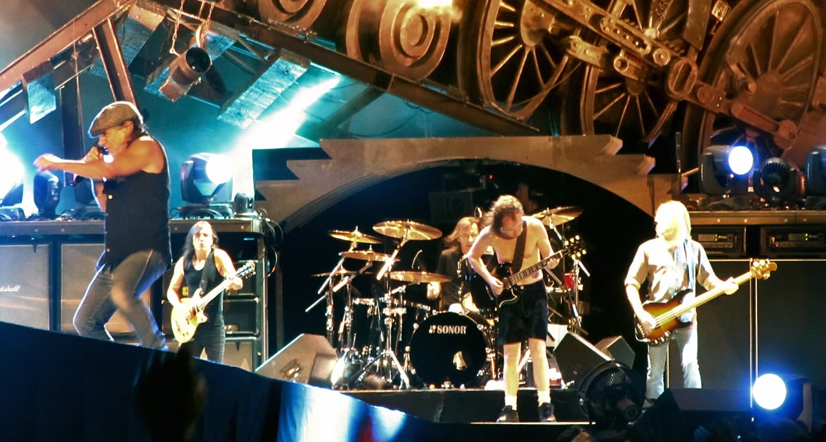 Buy AC/DC tickets on StubOrder AC/DC performing live at Estadio Monumental, Buenos Aires, 2009