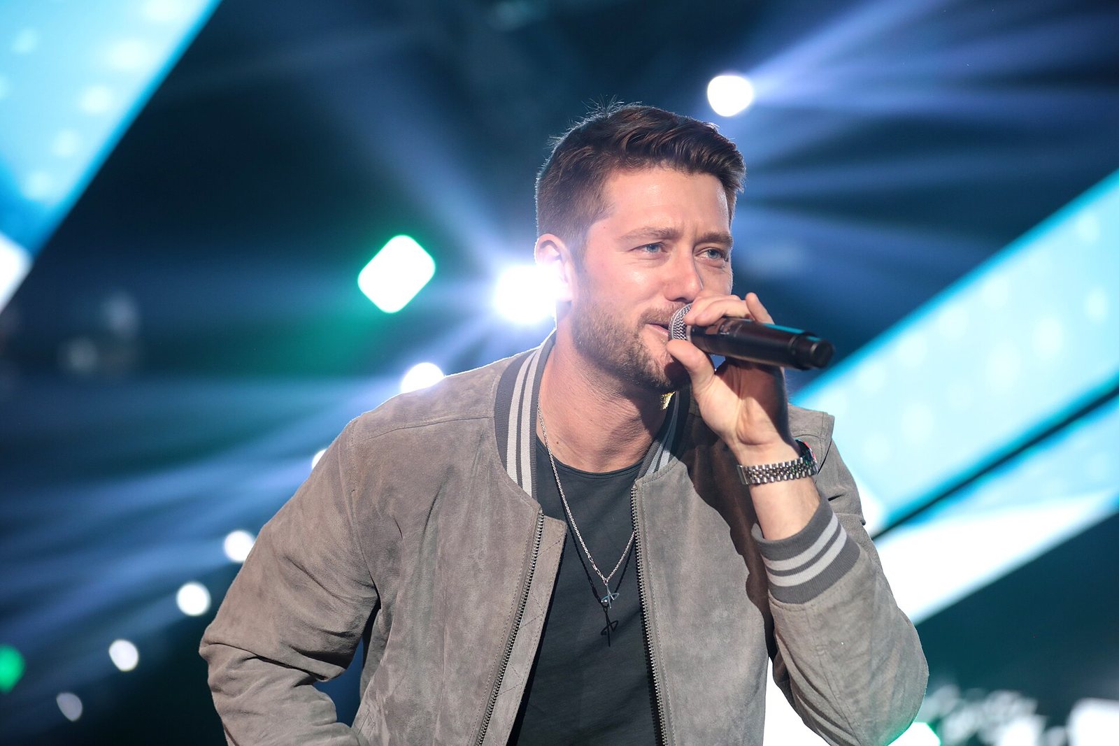 Adam Doleac singing into a microphone on stage at the Phoenix Convention Center, Arizona, 2021