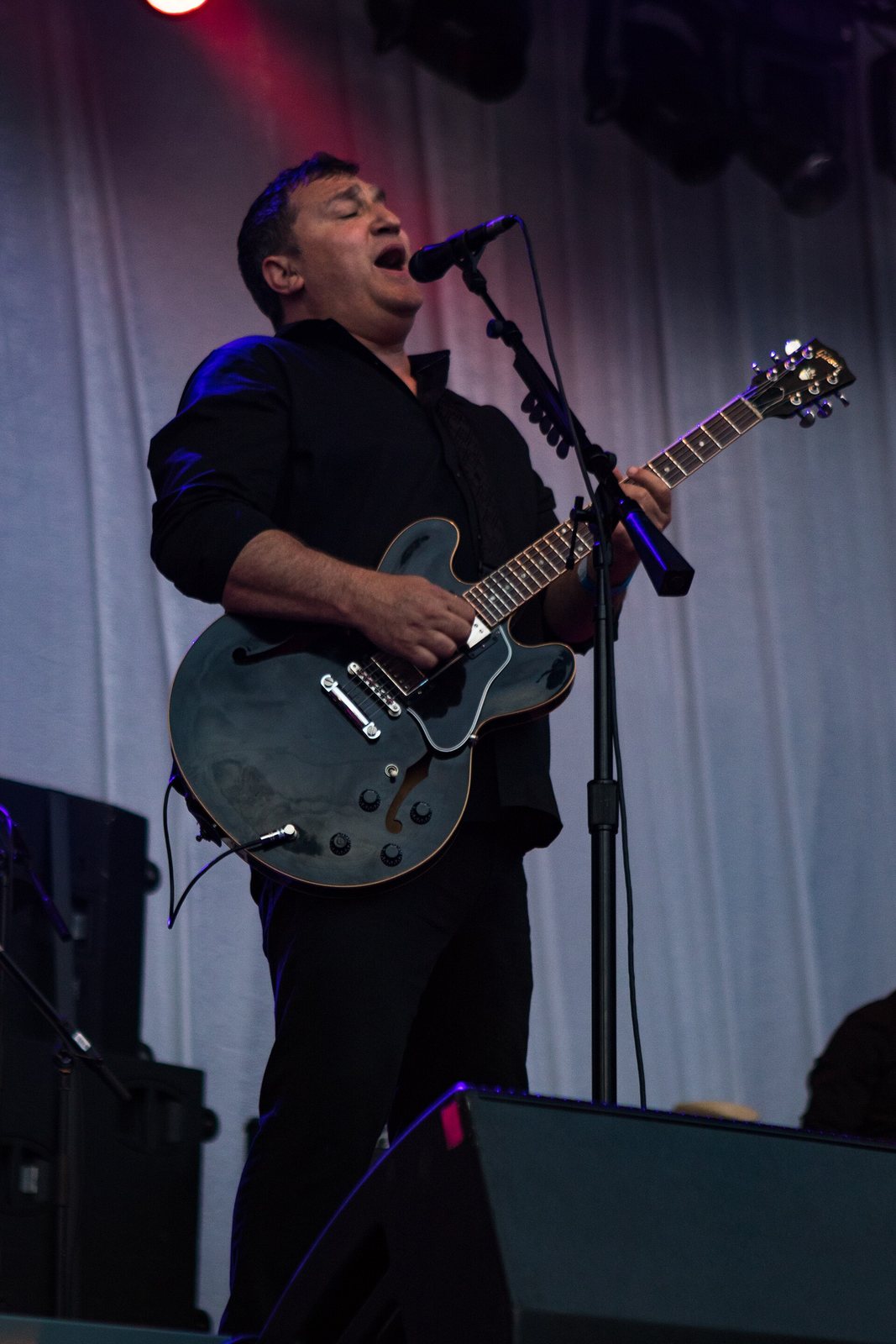 Greg Dulli of The Afghan Whigs singing with a guitar at Haldern Pop Festival, 2017