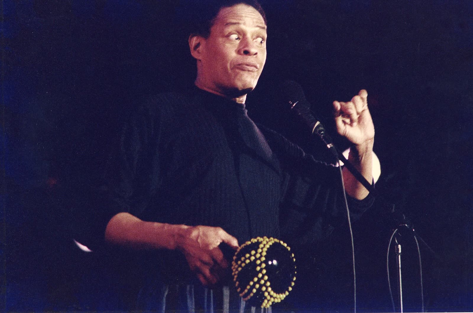 Al Jarreau singing on stage in concert - Al Jarreau tickets