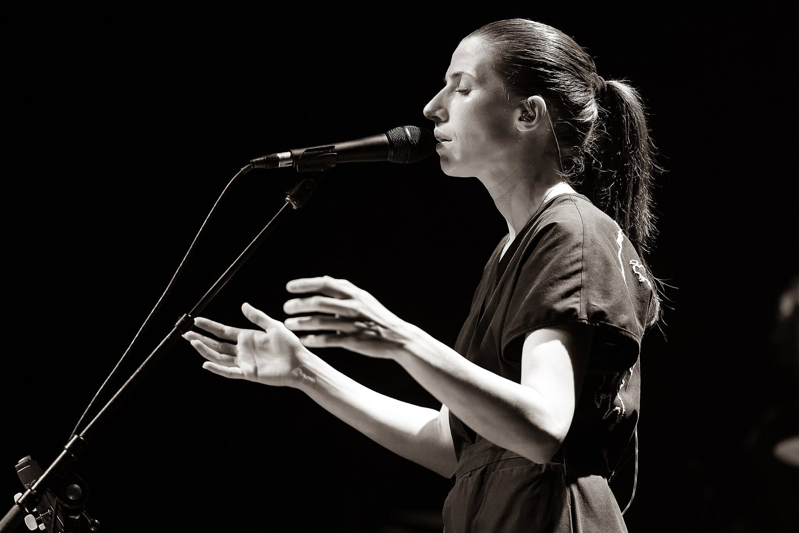 Aldous Harding singing at City Recital Hall, Sydney, 2022