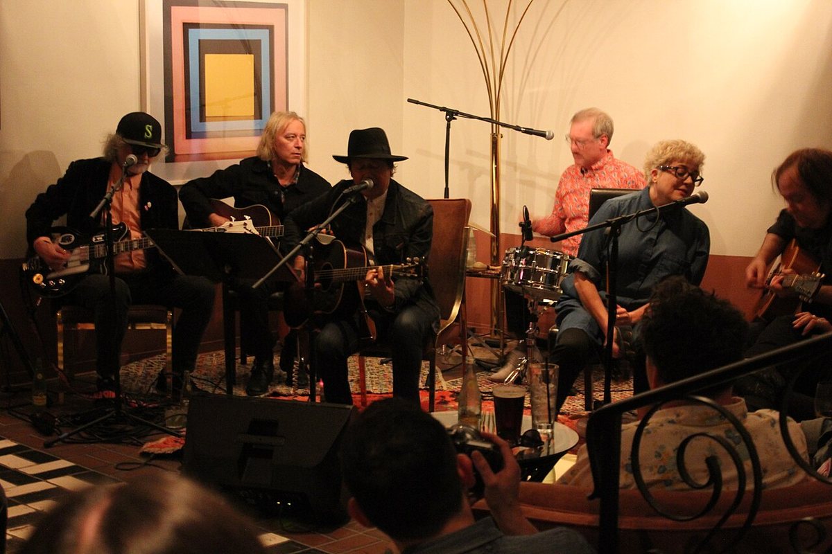 Alejandro Escovedo leading an acoustic set with Peter Buck at The Belmont Hotel, Dallas, 2017