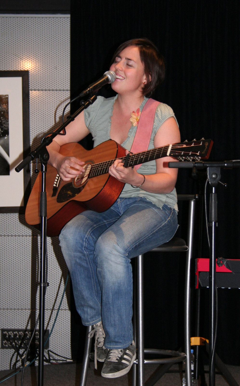 Ariane Moffatt singing with an acoustic guitar at a Fnac des Ternes showcase, Paris, 2006