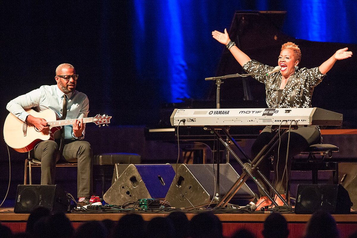 Avery Sunshine and her guitarist on stage at the Meistersingerhalle, Nuremberg, 2016