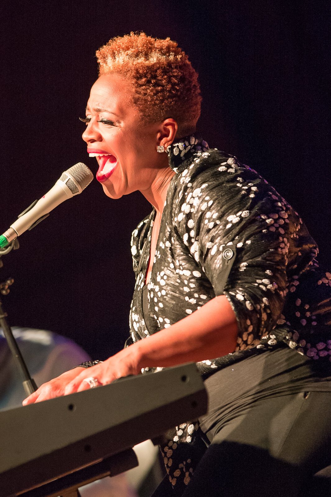 Avery Sunshine singing at the keyboard, Meistersingerhalle, Nuremberg, 2016