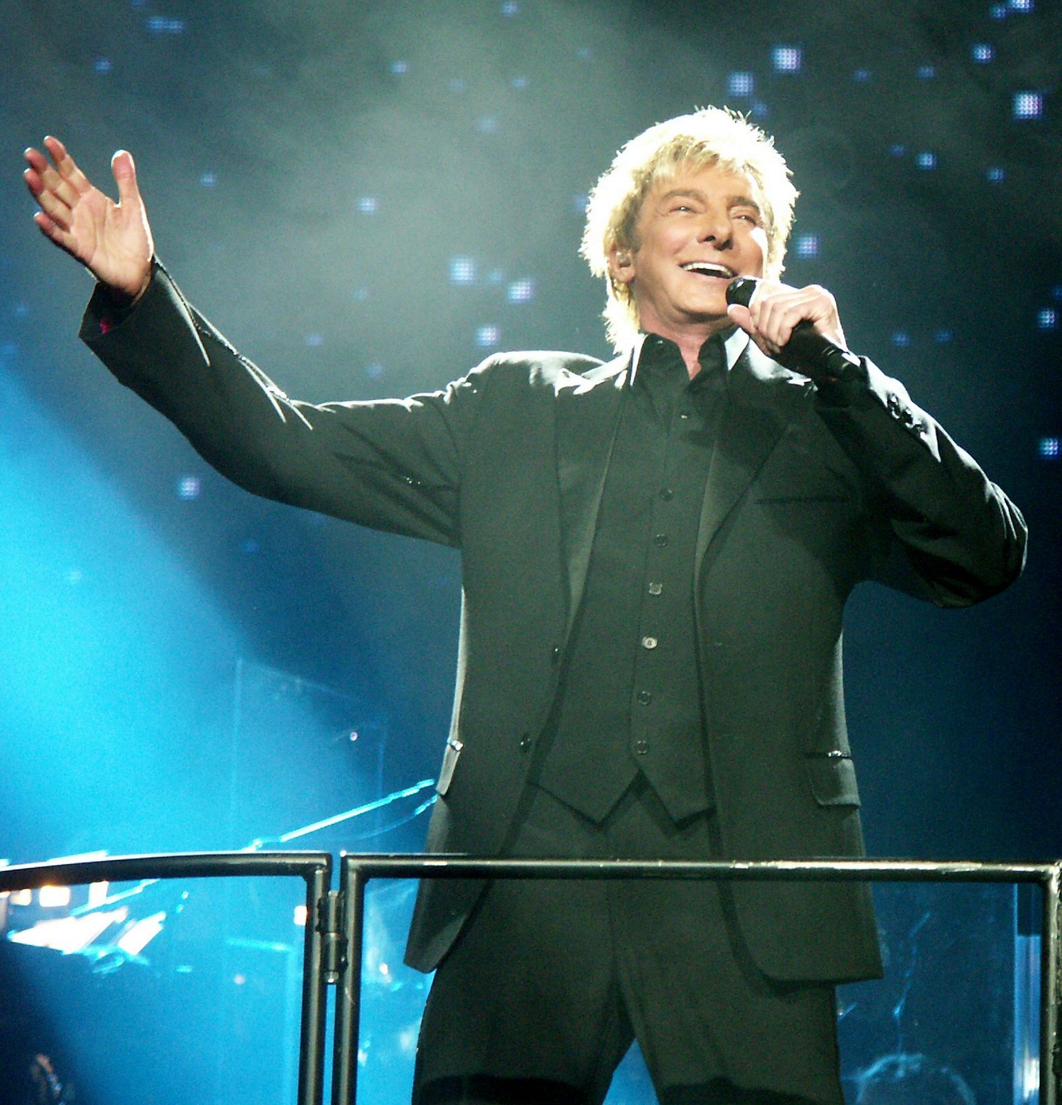 Barry Manilow performing live - Barry Manilow tickets