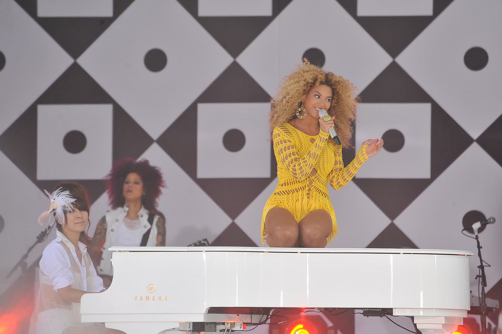 Beyoncรฉ performing live in Central Park, NYC, 2011 - Beyonce tickets
