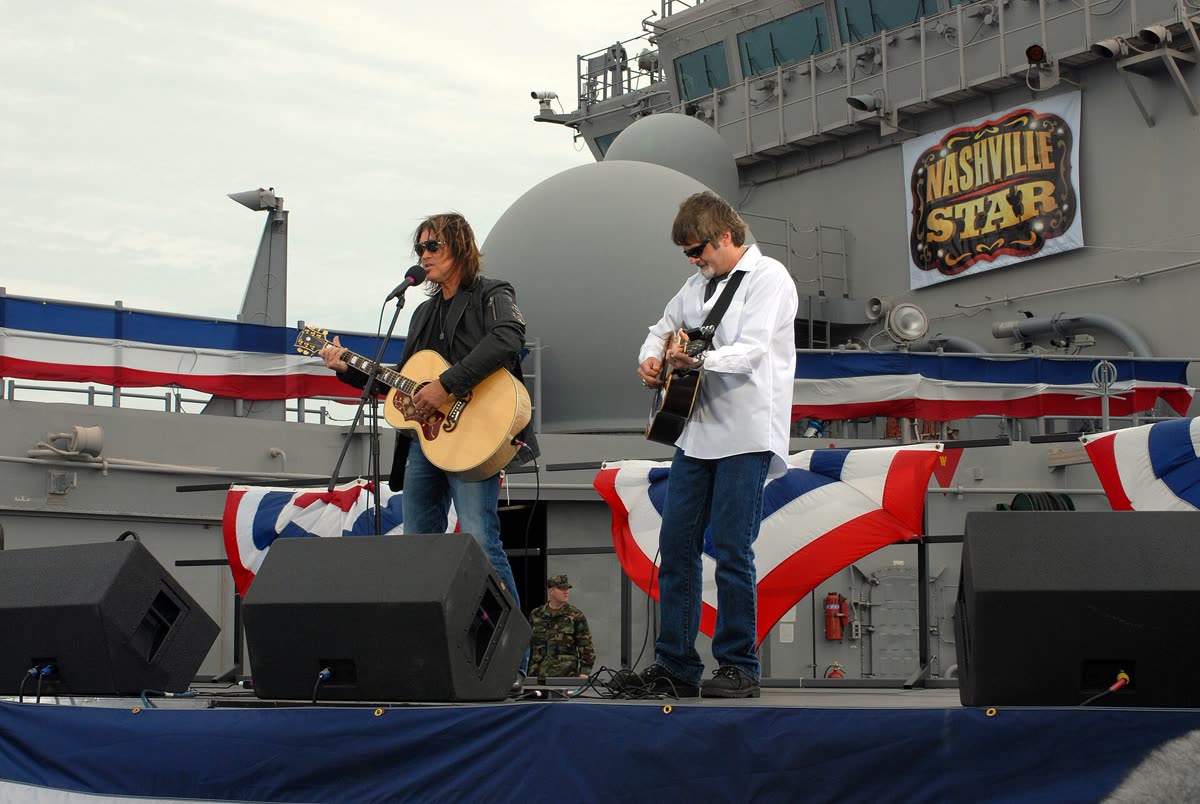 Billy Ray Cyrus performing aboard USS Iwo Jima, April 2008