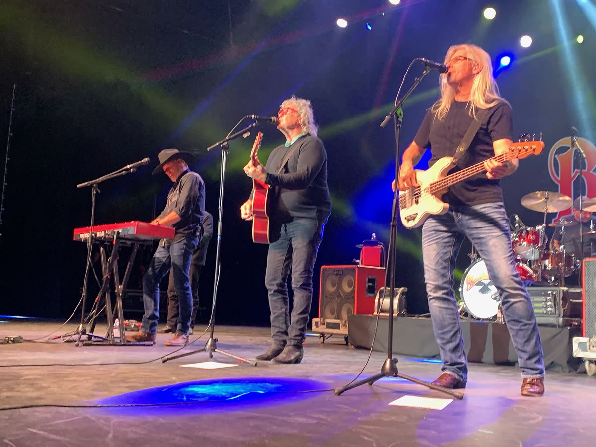 Buy Blackhawk tickets on StubOrder Blackhawk performing live in concert, May 2024