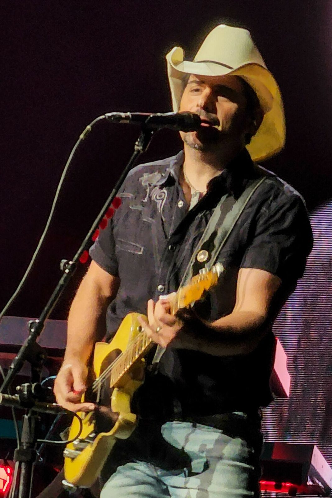 Brad Paisley performing live - Brad Paisley tickets