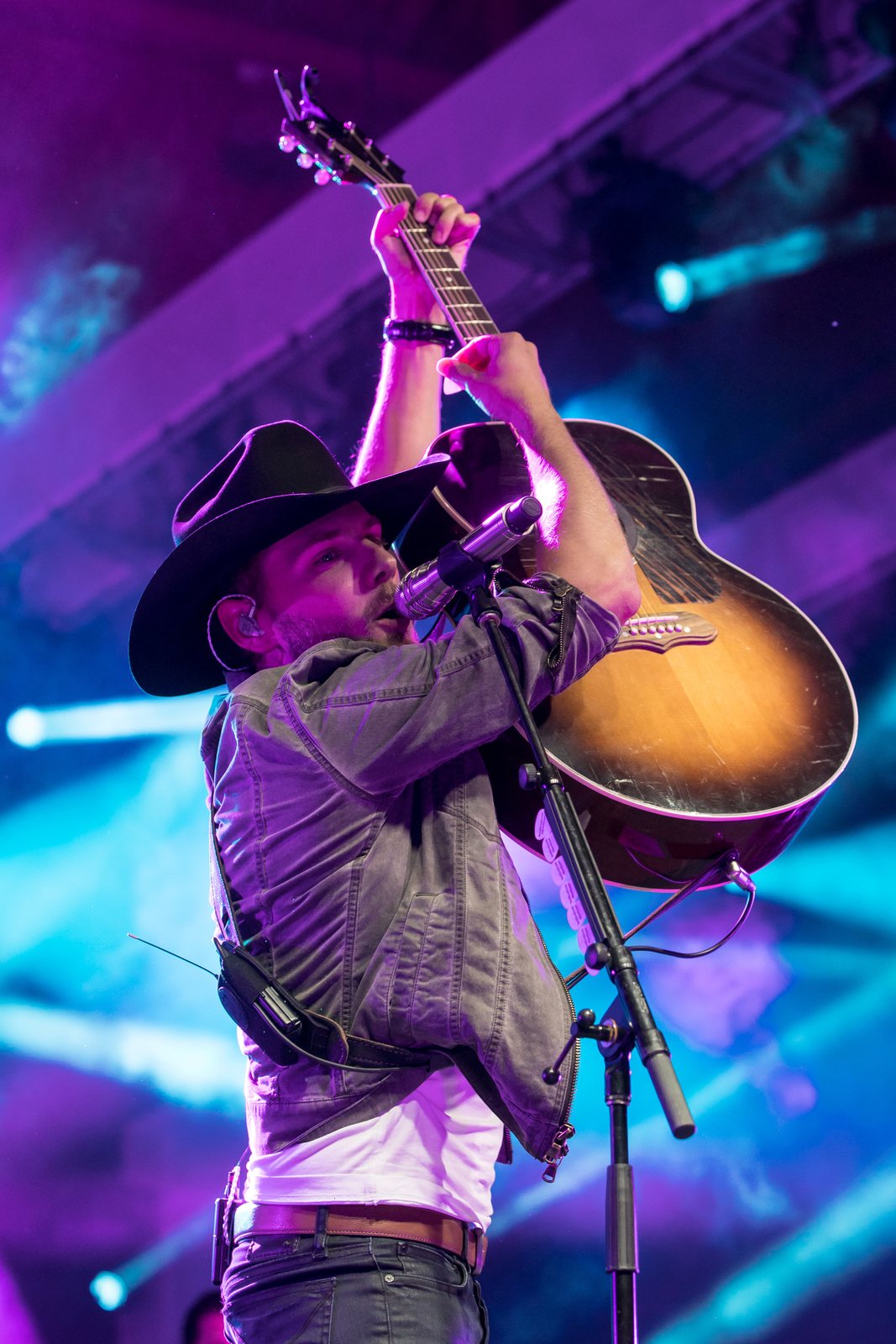 Brett Kissel singing and raising his acoustic guitar on stage at the Canada Games festival, August 2017