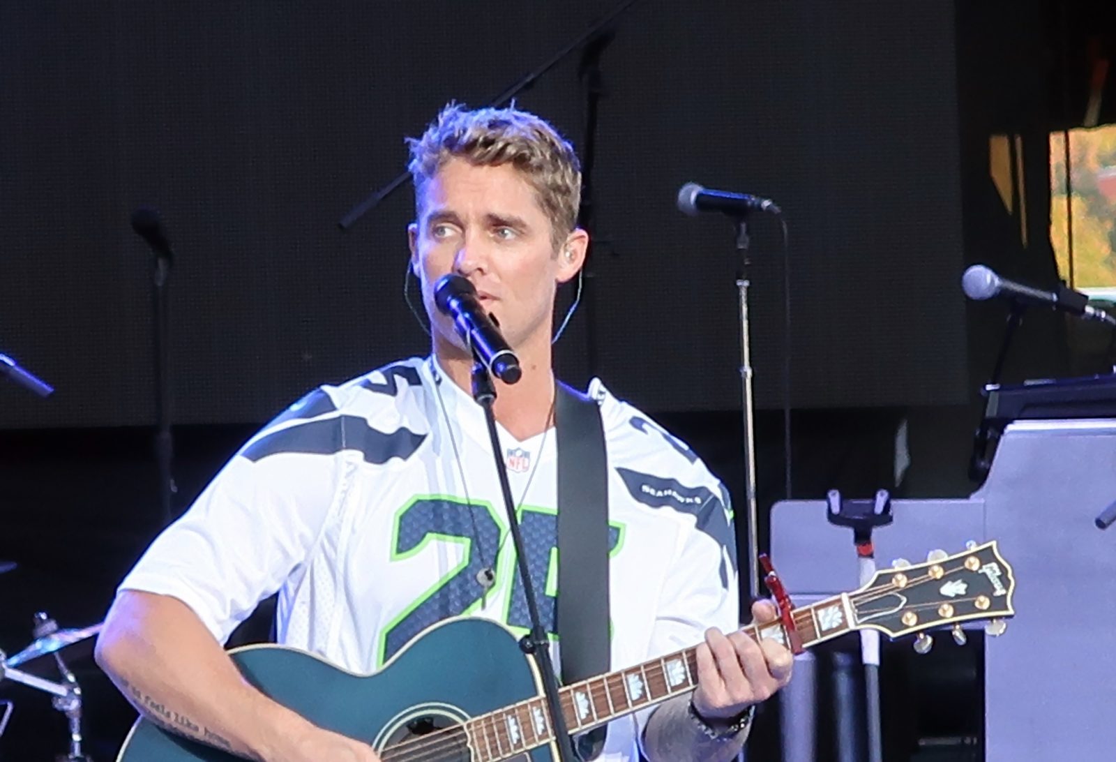 Brett Young performing live - Brett Young tickets