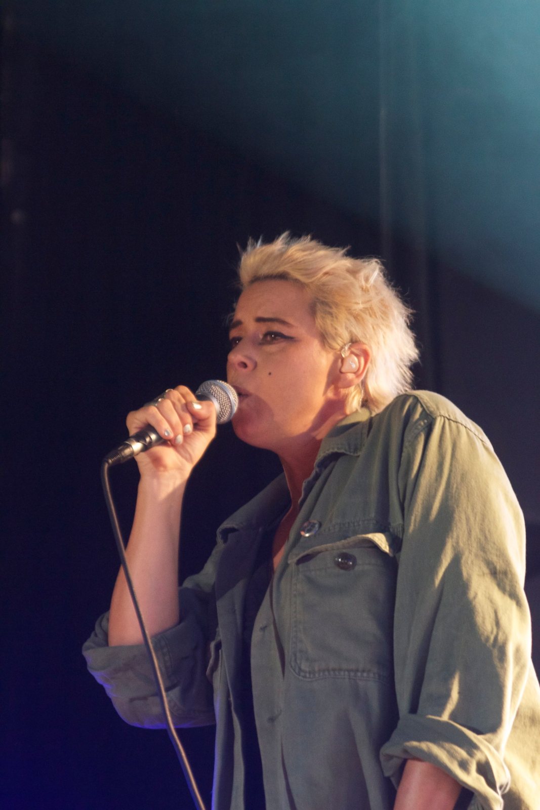 Cat Power singing at Große Freiheit 36 in Hamburg, 2013