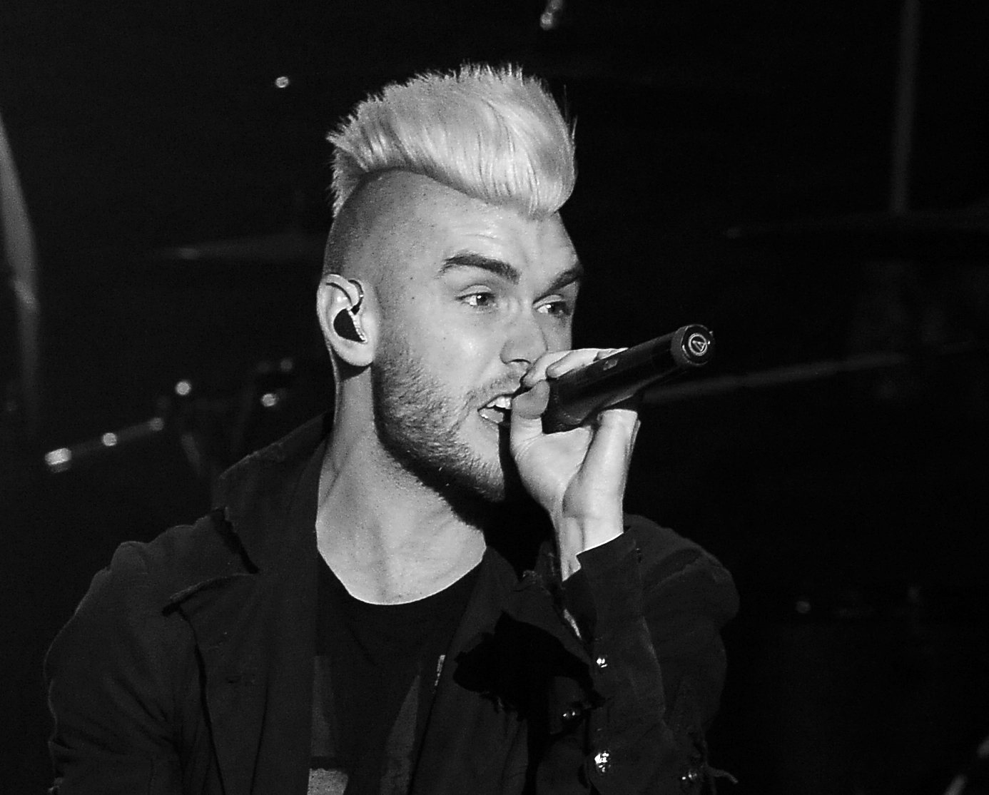 Colton Dixon singing on the Hits Deep Tour in Milwaukee, 2016