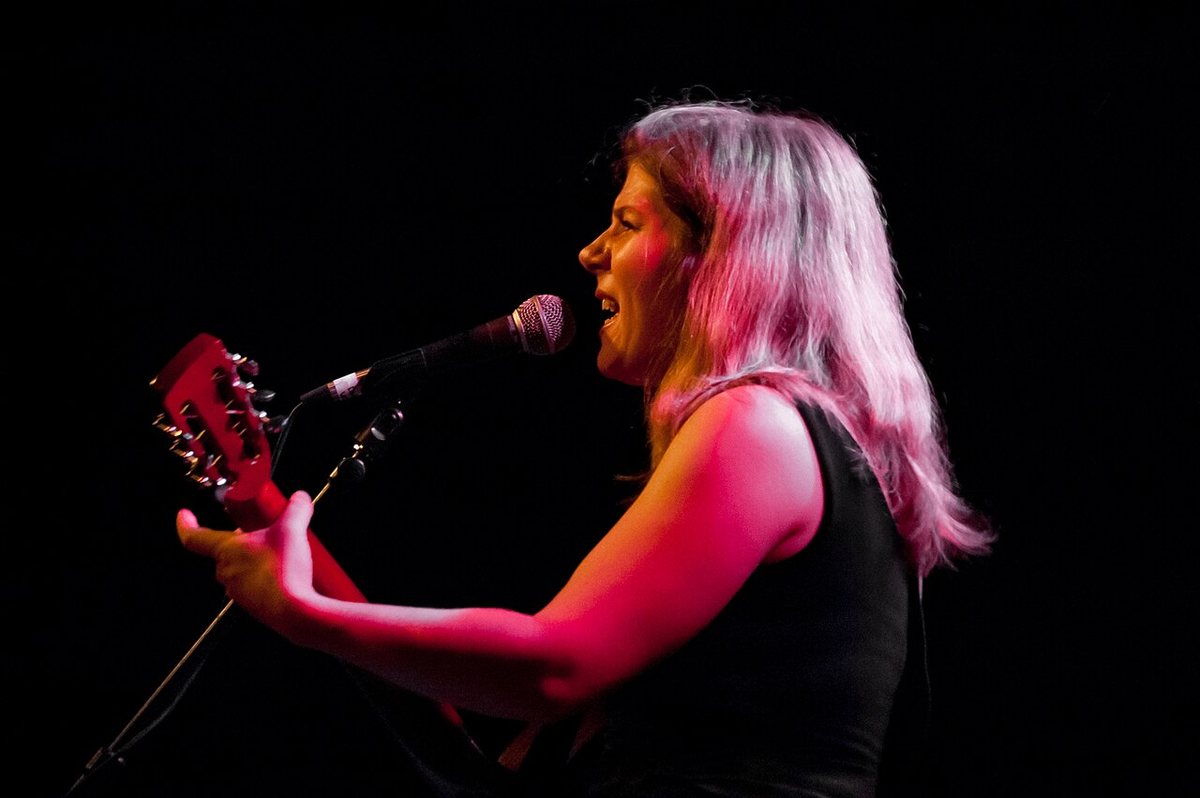 Dar Williams singing and playing guitar on stage, 2005