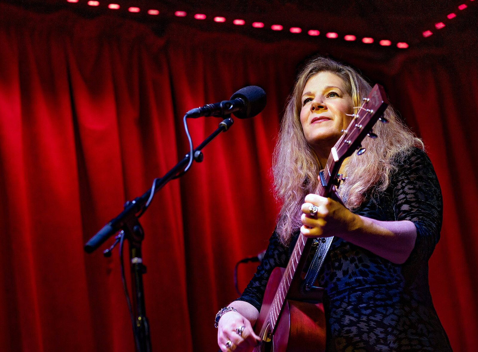 Dar Williams performing with an acoustic guitar at the Hotel Cafe, Los Angeles, 2021