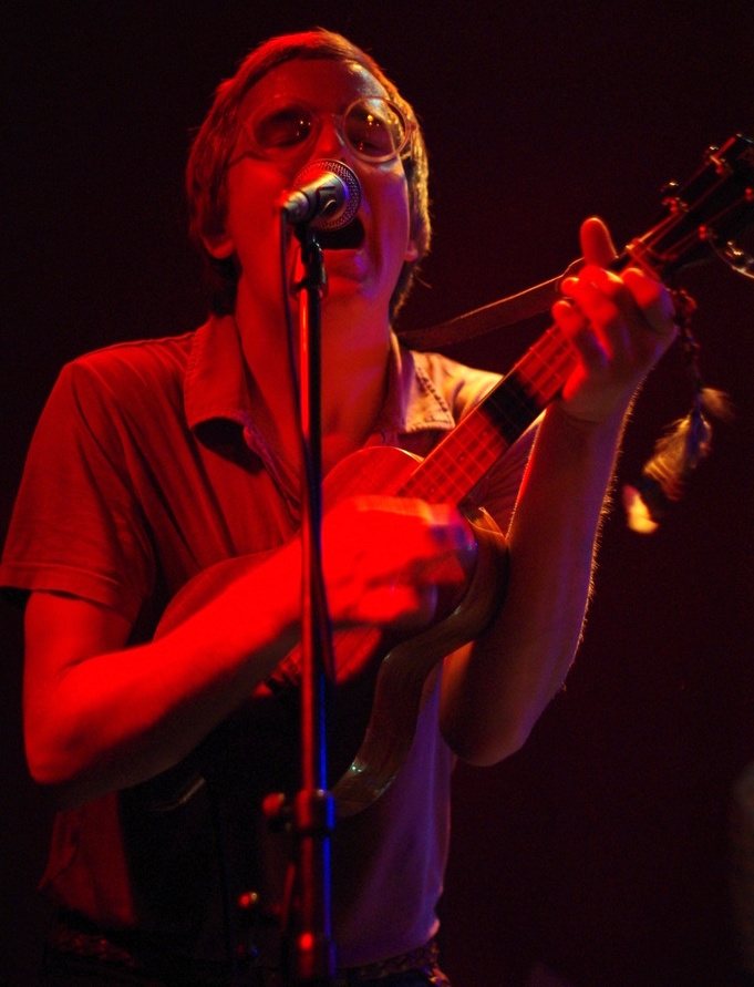 Dent May singing and playing ukulele at Bang Bang Club, Berlin, 2009
