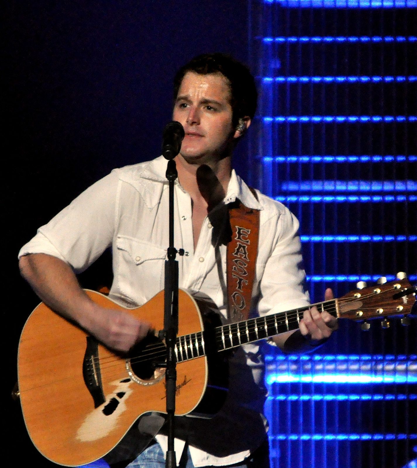Easton Corbin performing live - Easton Corbin tickets