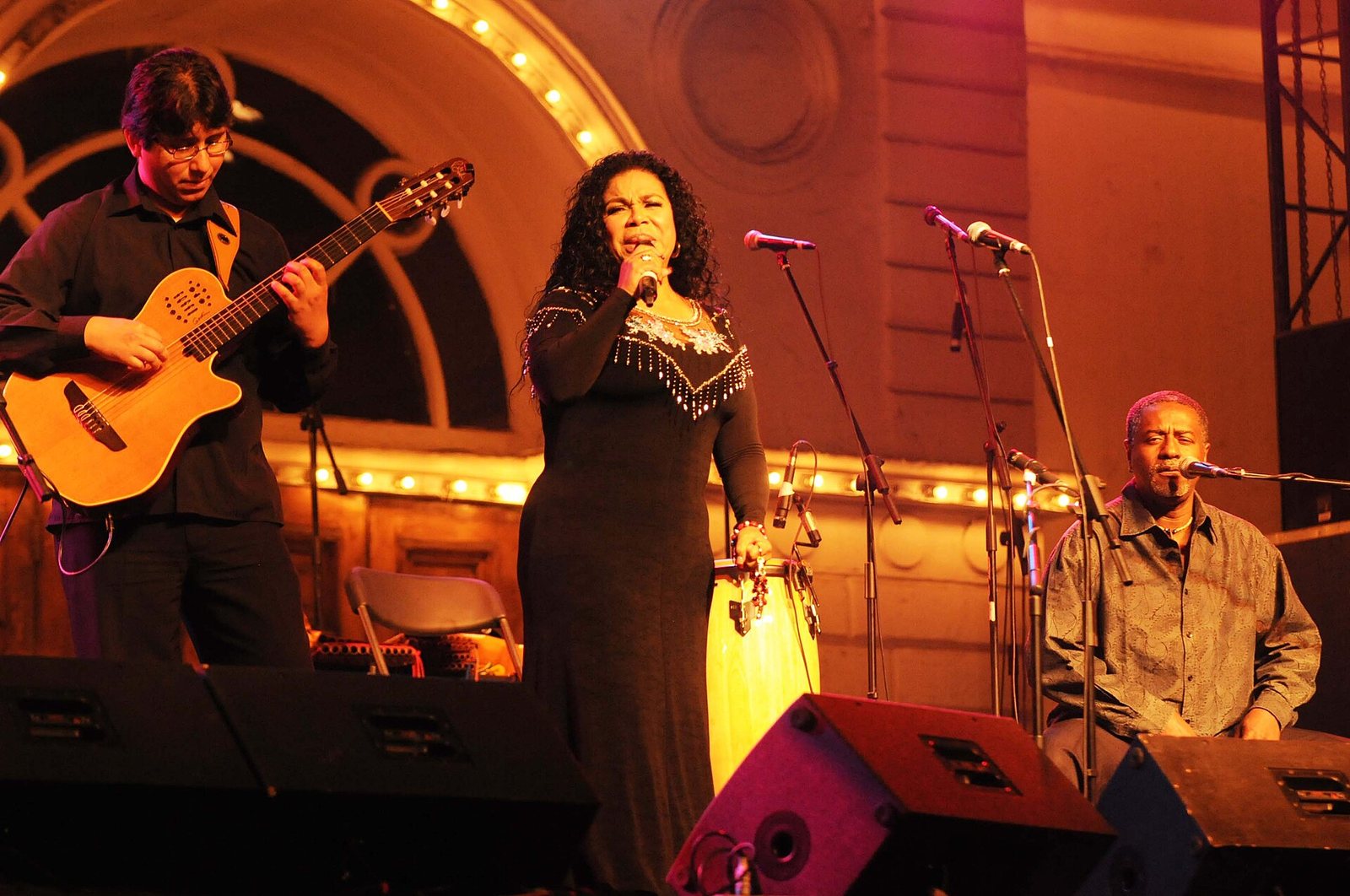 Eva Ayllón singing with her band at the Melodías del Norte concert, Iquique, Chile, 2011