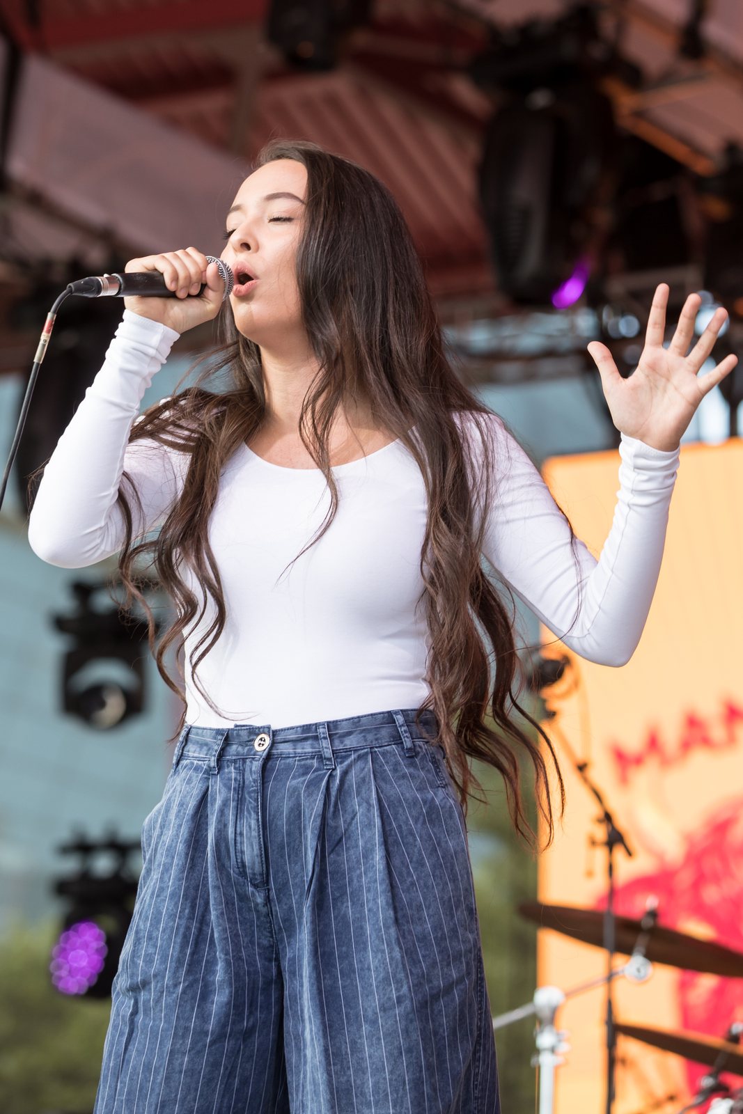 Faouzia singing on stage at the 2017 Canada Games festival in Winnipeg, August 2017