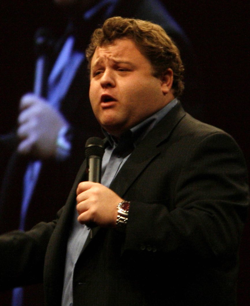 Frank Caliendo performing stand-up with a microphone, March 2009