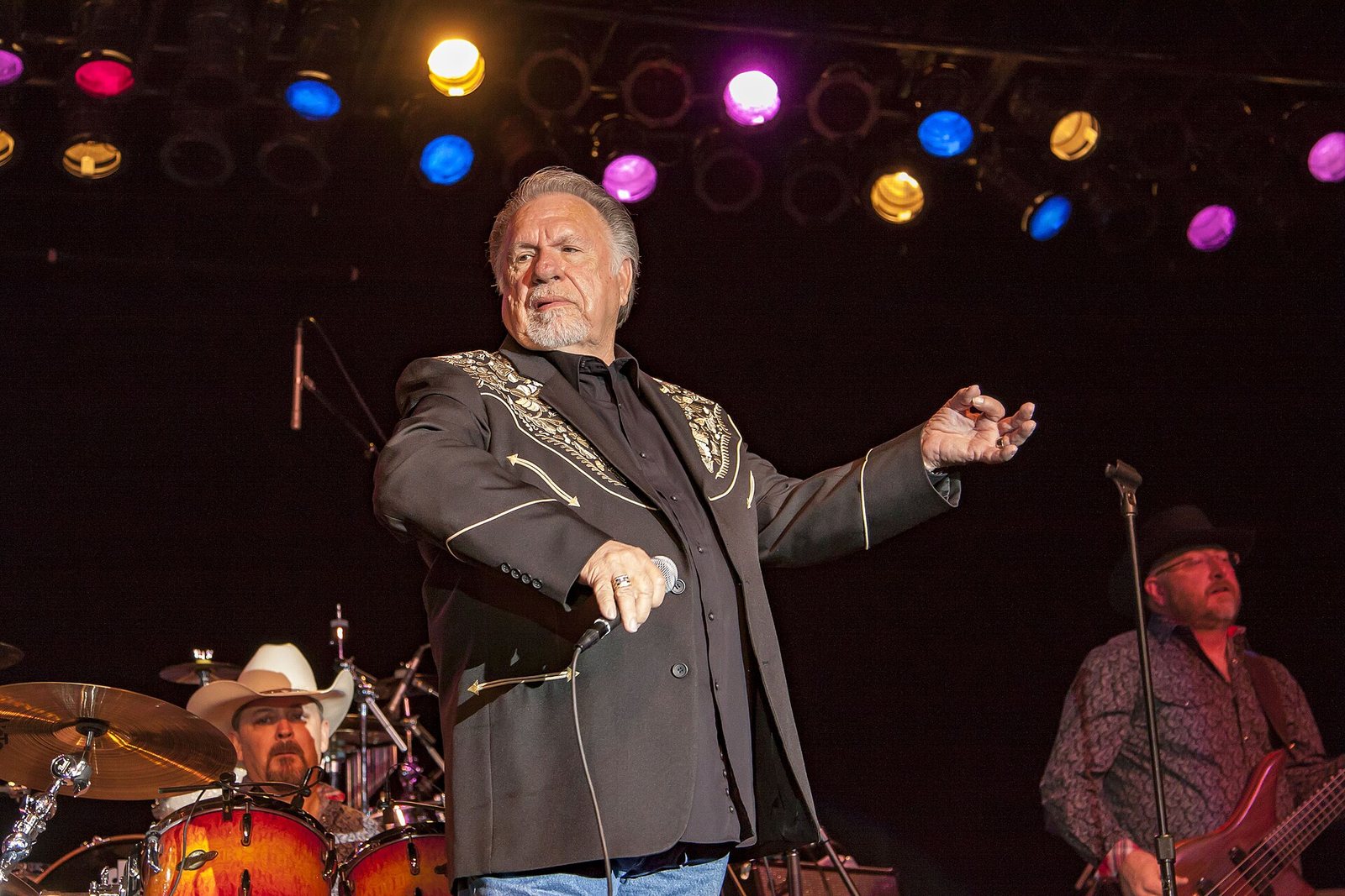 Gene Watson performing on stage with his band in Ruidoso, New Mexico, 2016