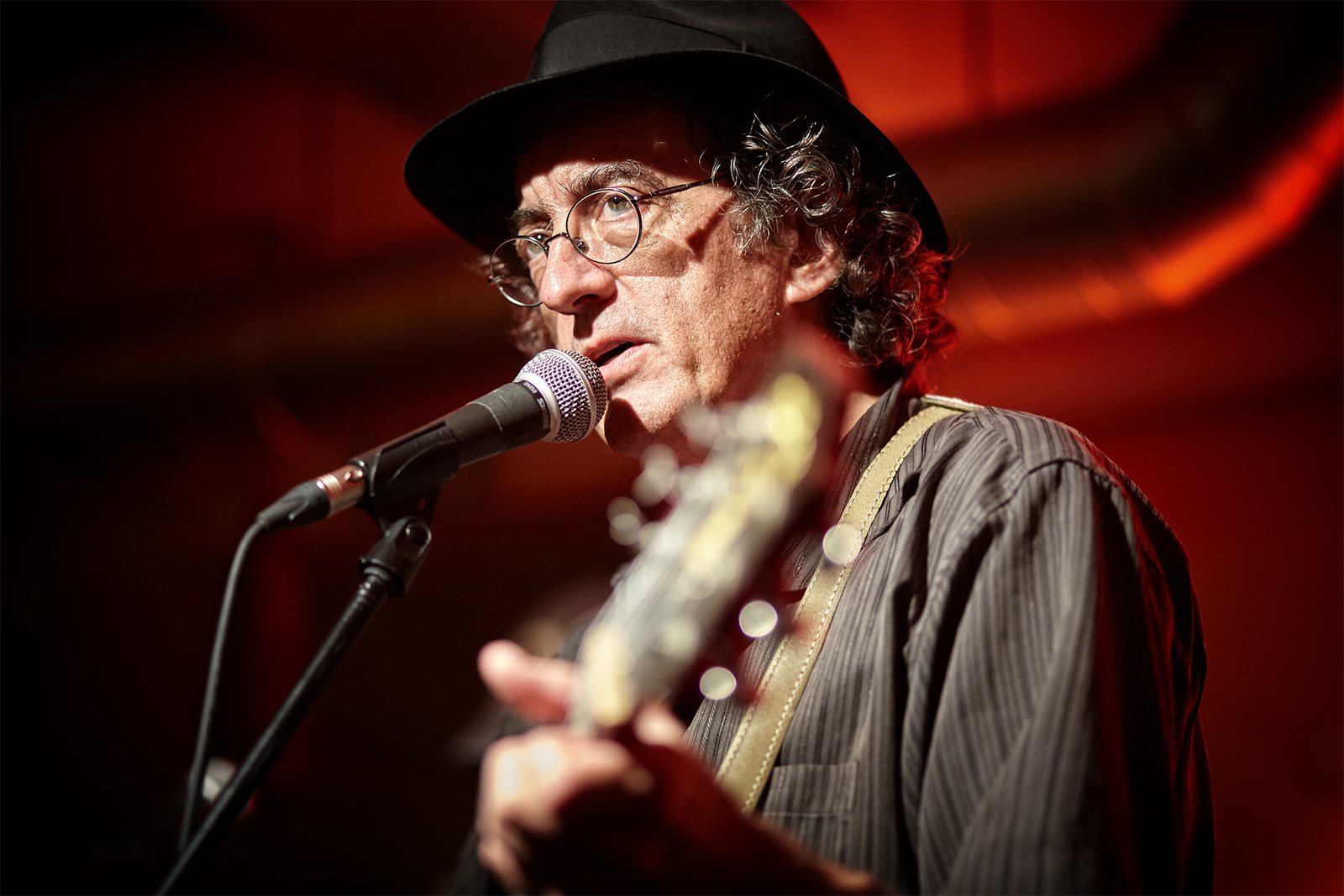 James McMurtry singing and playing guitar live in Eppstein near Frankfurt, Germany, 2017