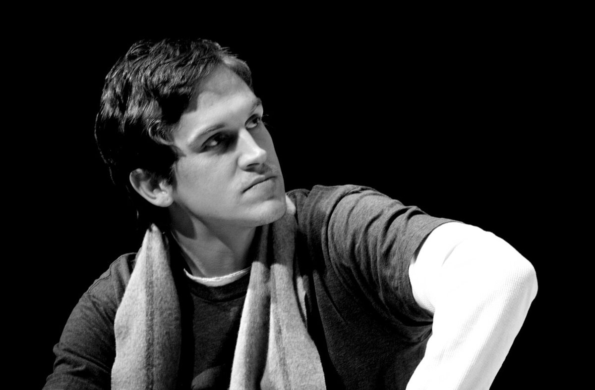 Buy Jay and Silent Bob tickets on StubOrder Jason Mewes on stage in Toronto, 2009, in black and white