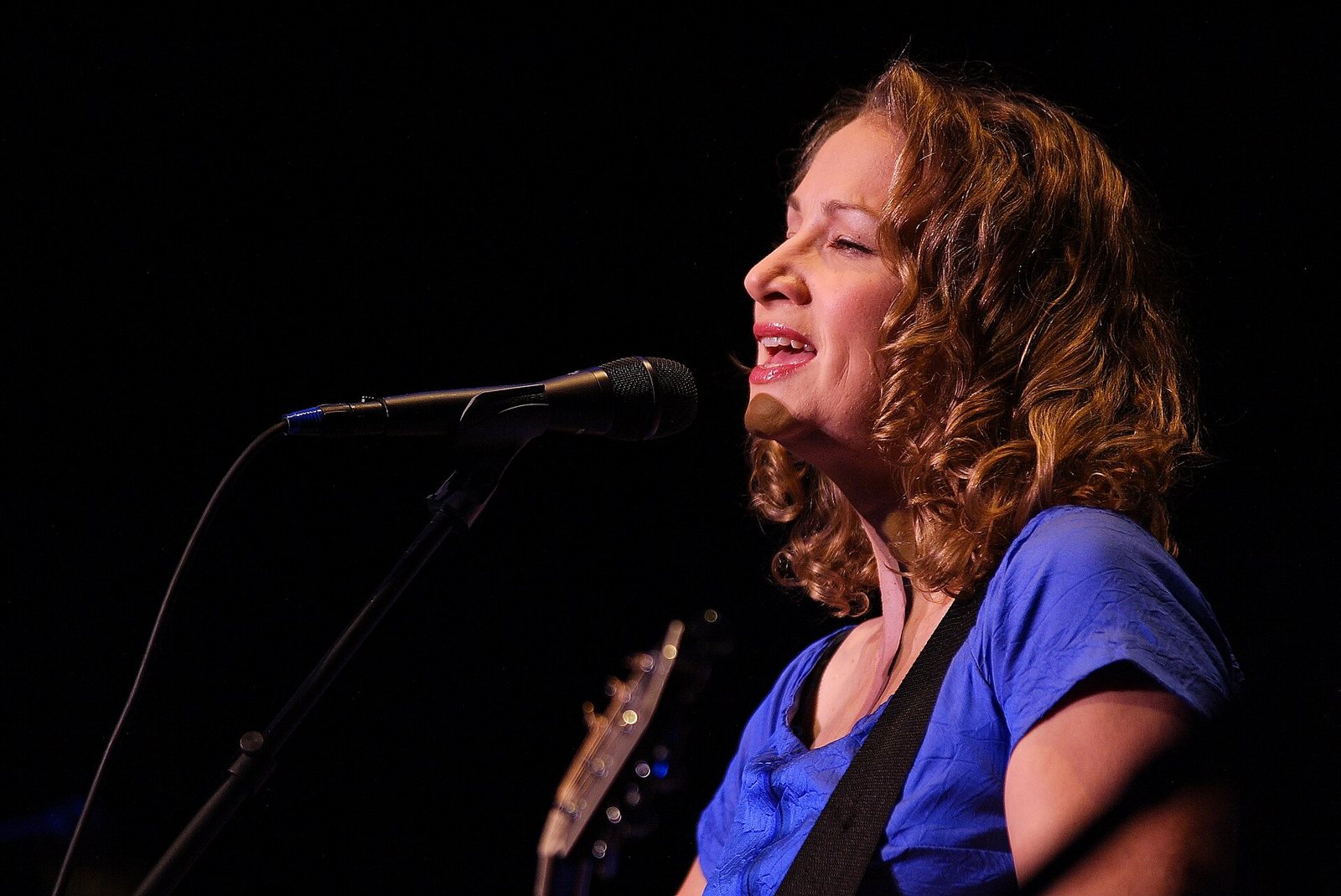 Joan Osborne singing at The Grand, Wilmington, Delaware, 2009