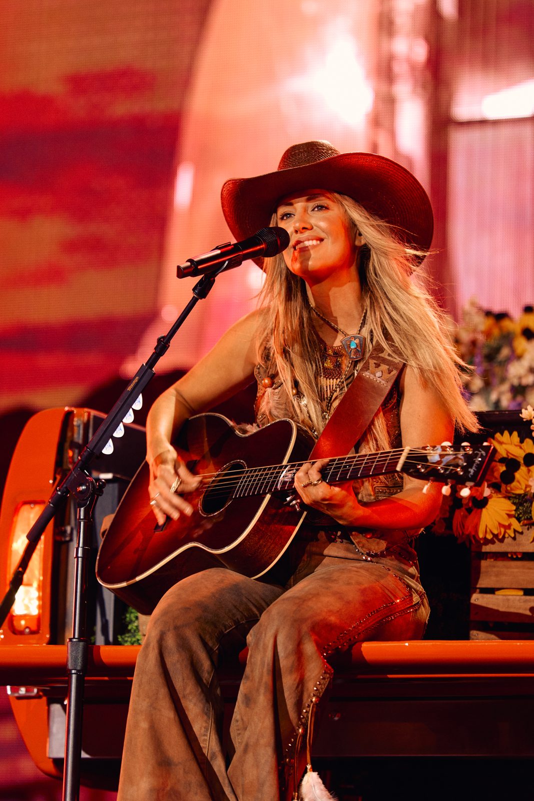 Lainey Wilson performing live - Lainey Wilson tickets