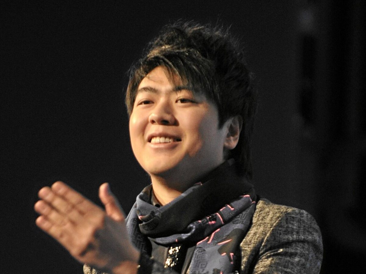 Buy Lang Lang tickets on StubOrder Lang Lang acknowledging applause on stage at the World Economic Forum in Davos, January 2010