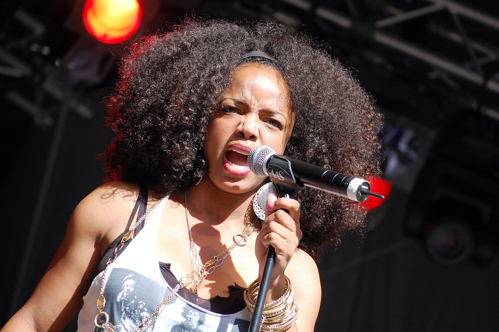 Leela James singing into a microphone at the Stockholm Jazz Festival, 2009