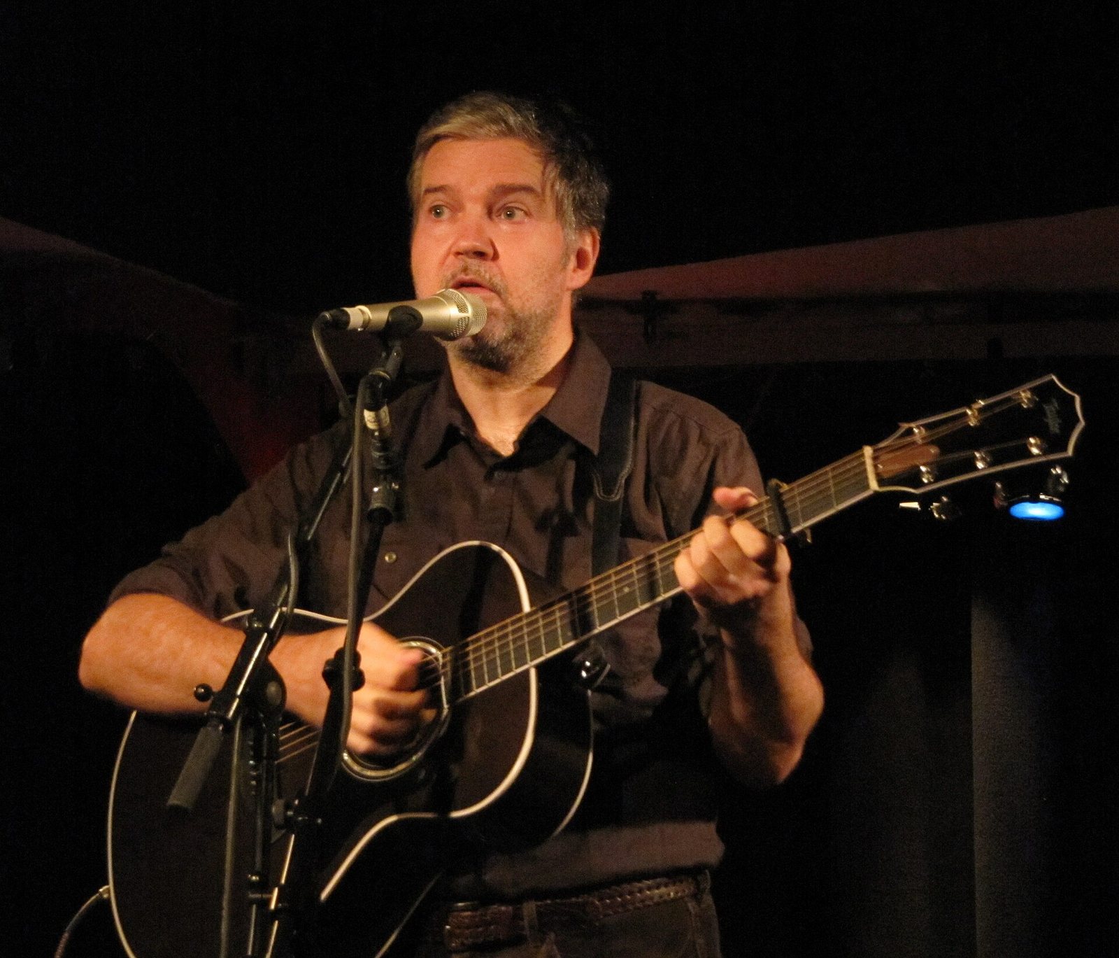Lloyd Cole singing with an acoustic guitar in concert in Münster, Germany, 2010