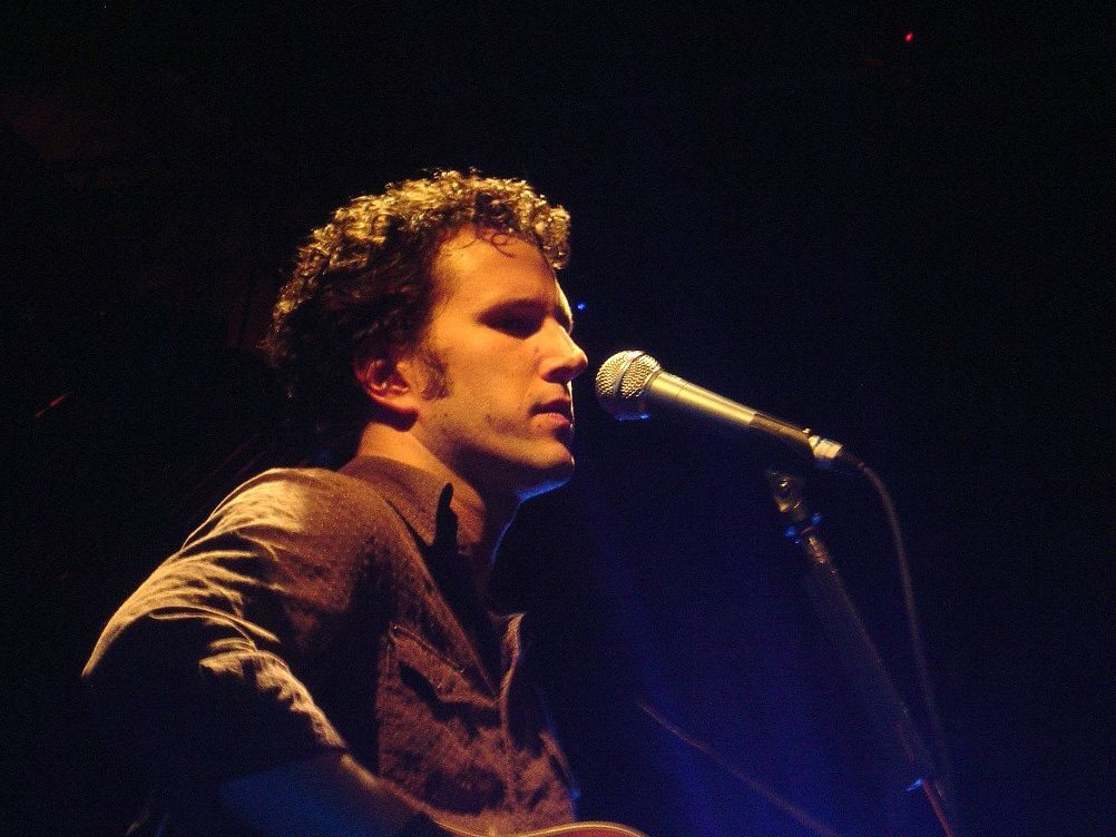 Mason Jennings performing with an acoustic guitar, 2004