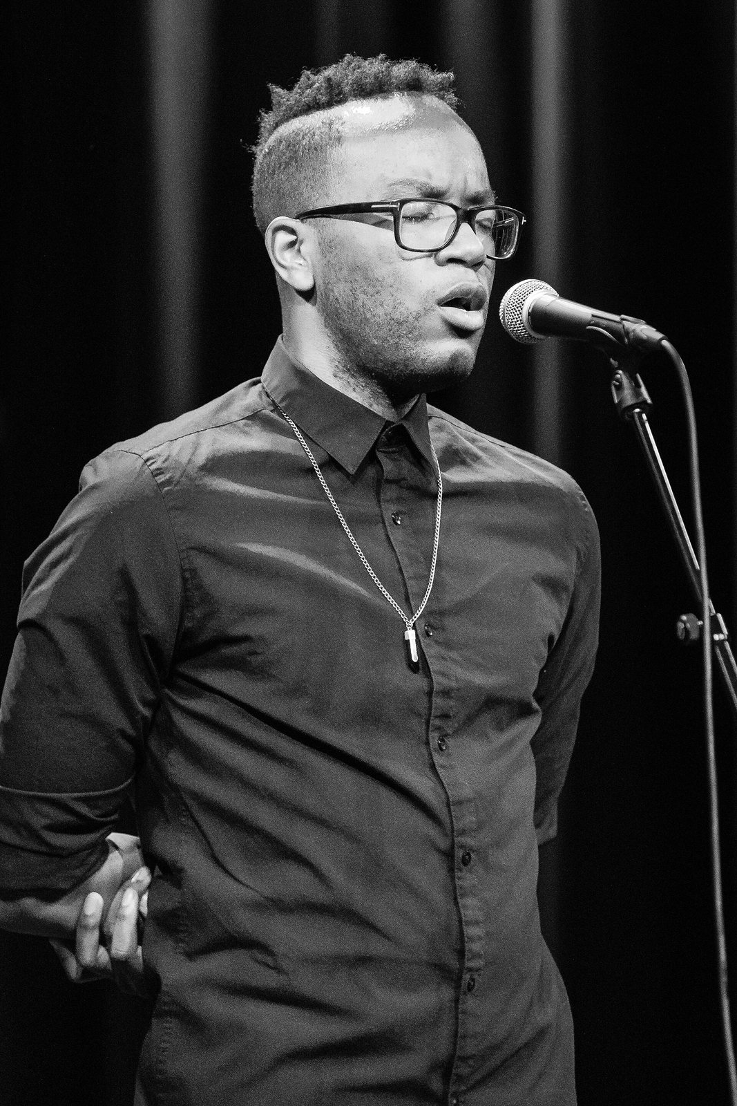 Michael Mayo singing at Victoria Teater in Oslo, April 2022