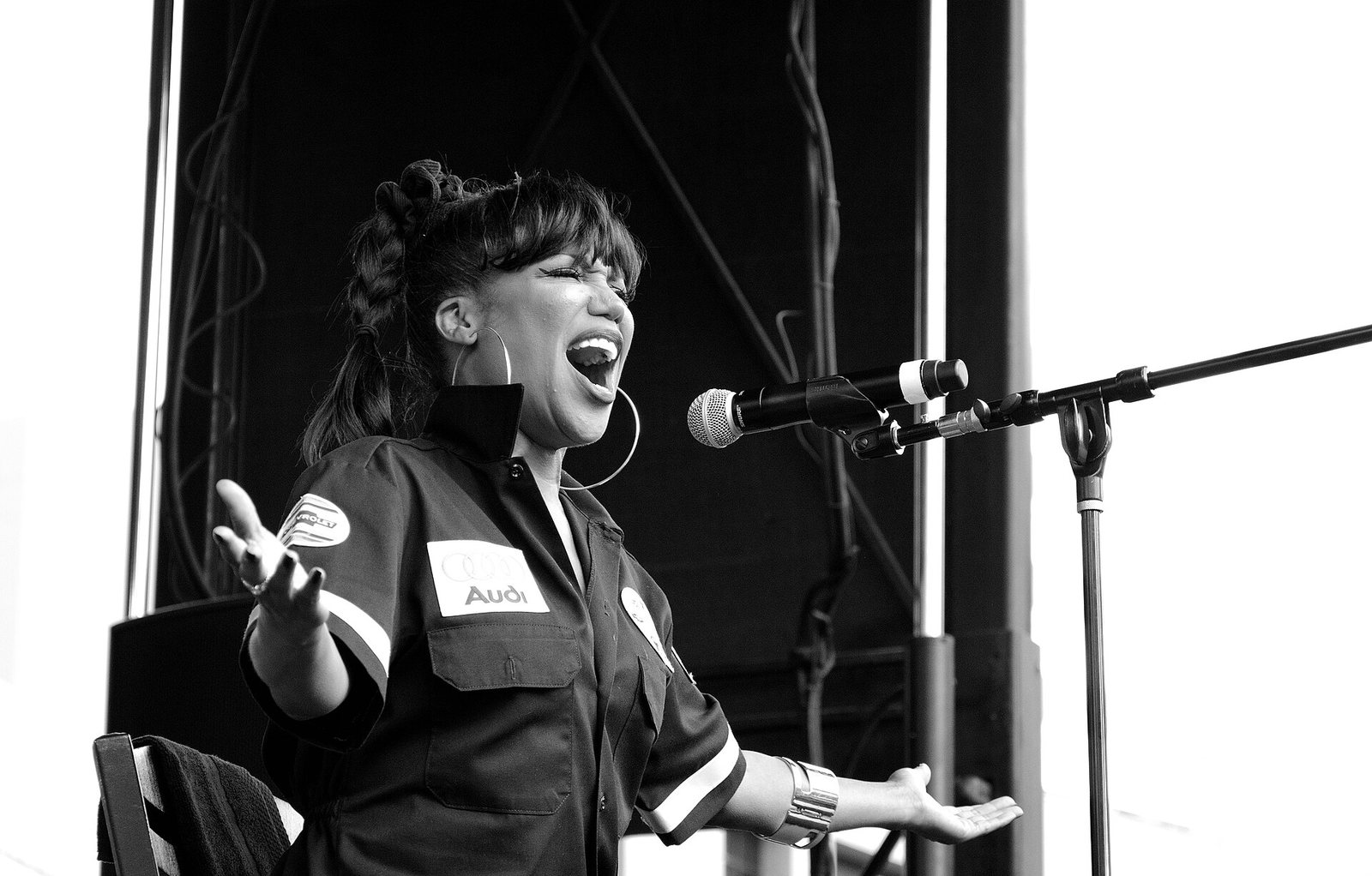 Michel'le singing on stage in concert, 2015