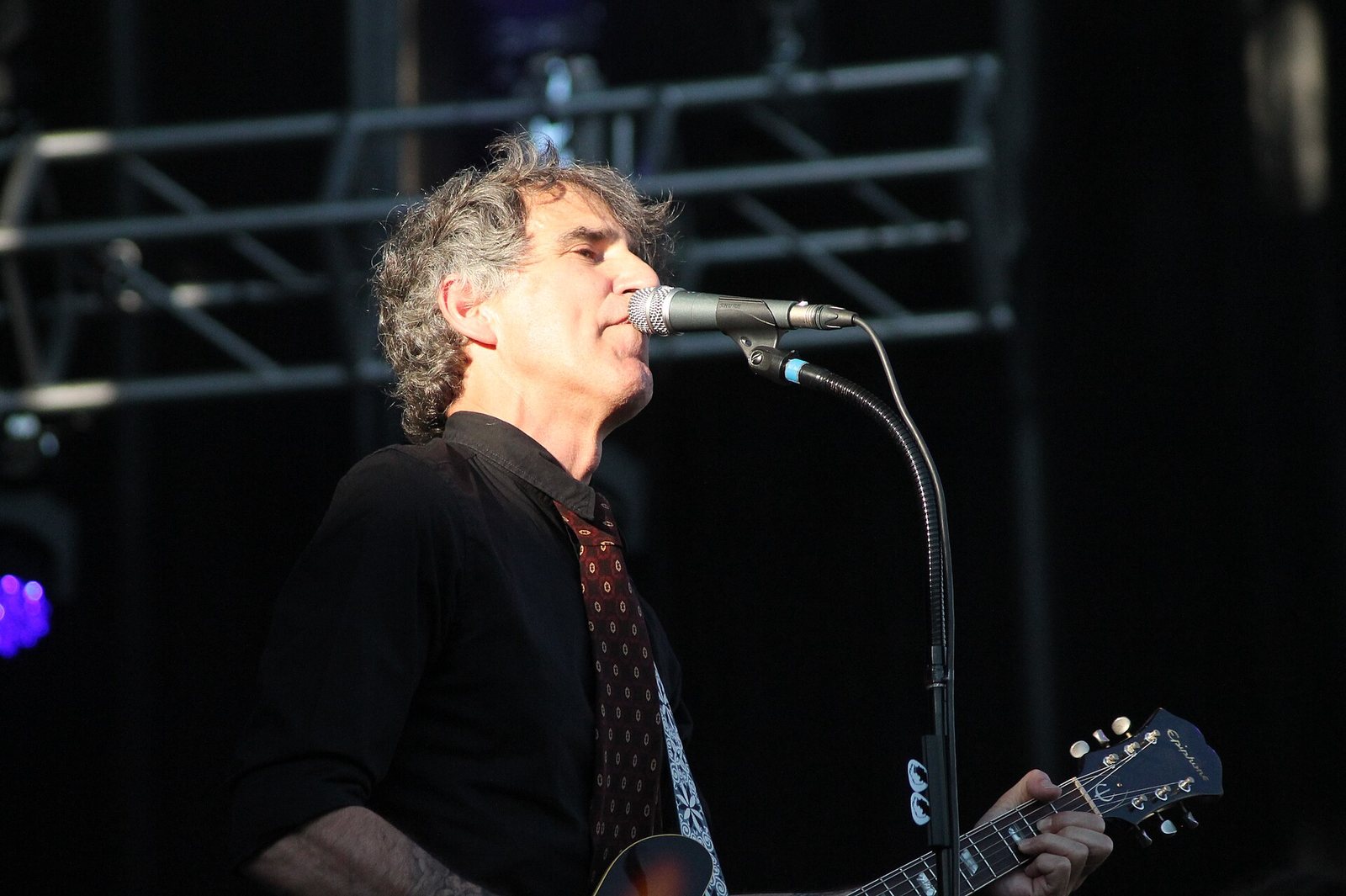 Mikel Erentxun singing and playing guitar at the Valladolid Latino festival, 2015