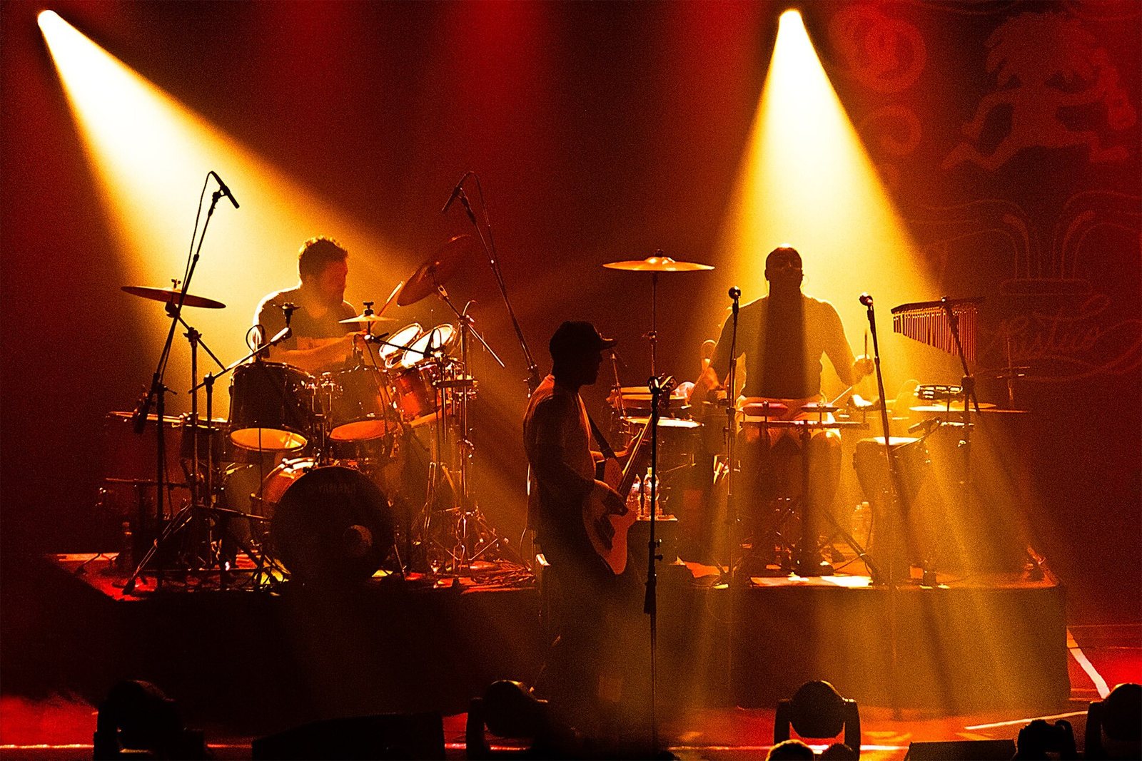 Natiruts performing on a red-lit stage in Barra Funda, São Paulo