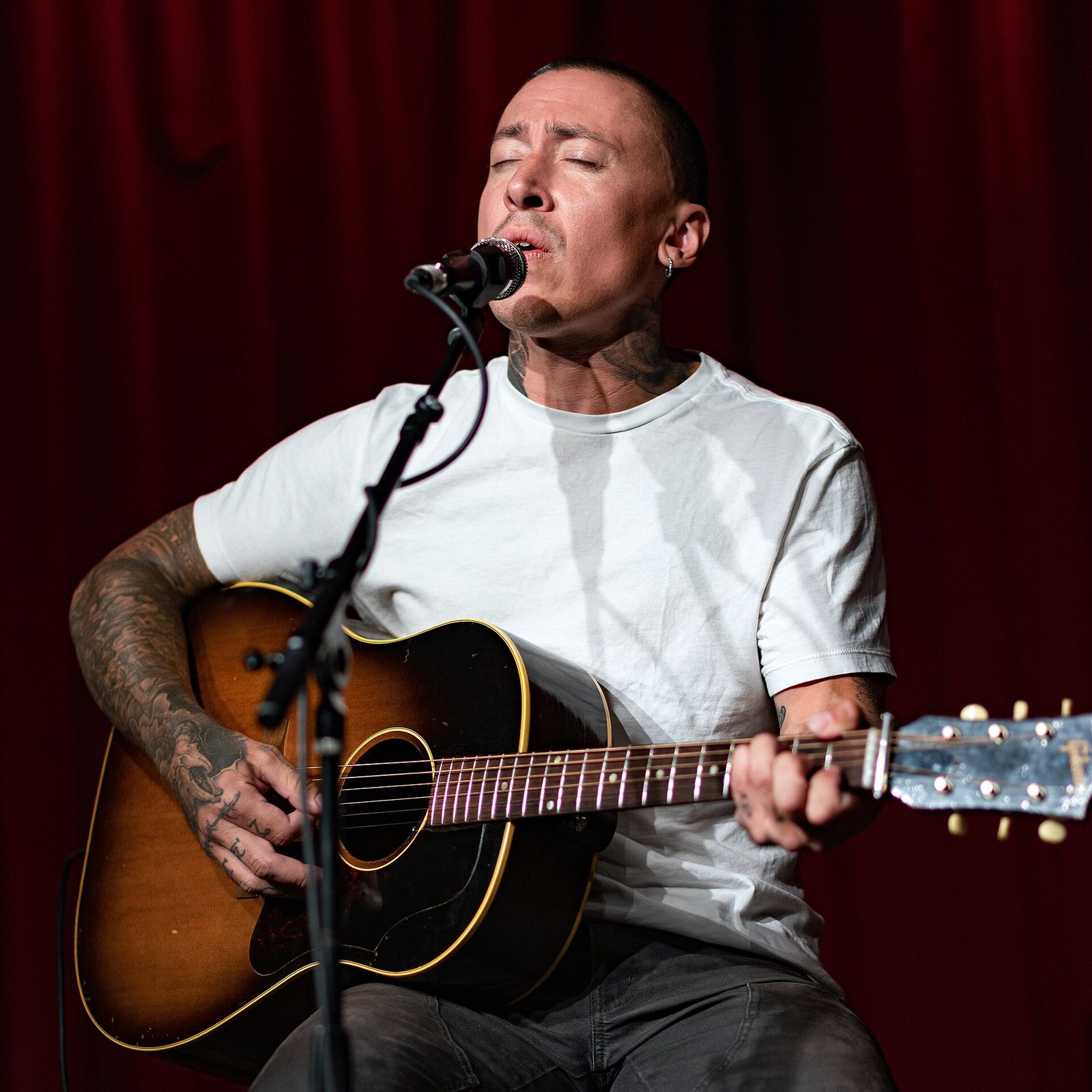 Noah Gundersen singing with an acoustic guitar at Hotel Cafe, Los Angeles, July 2021