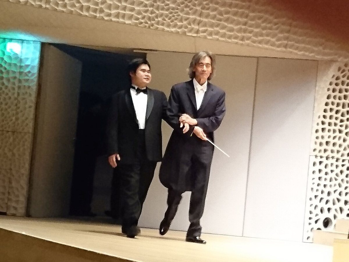 Nobuyuki Tsujii walking on stage with conductor Kent Nagano at the Elbphilharmonie, Hamburg, 2019