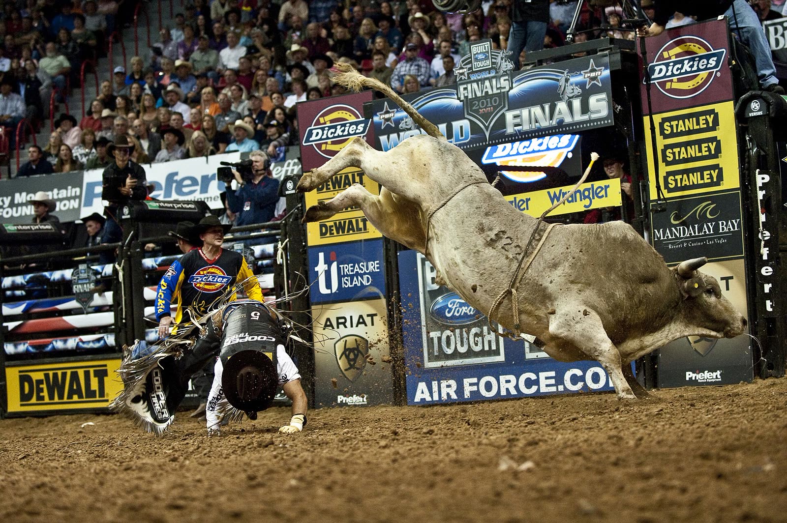 Bull rider thrown at PBR World Finals, Thomas & Mack Center 2010 - Pbr World Finals tickets