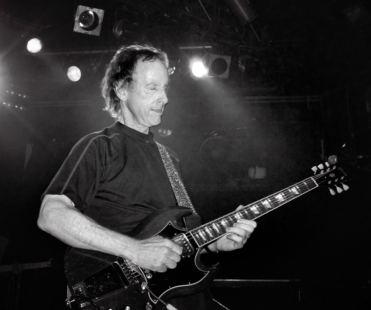 Robby Krieger playing guitar on stage in London, 2007