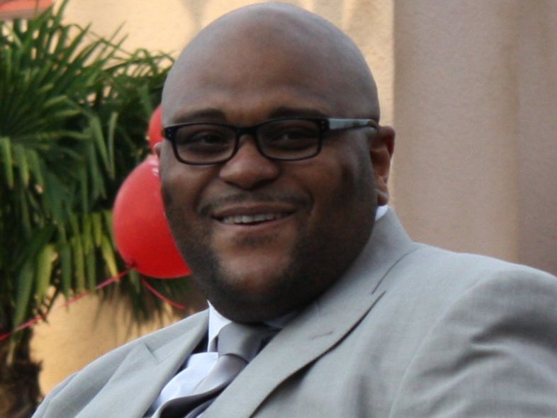 Buy Ruben Studdard tickets on StubOrder Ruben Studdard smiling and waving in a grey suit, 2009