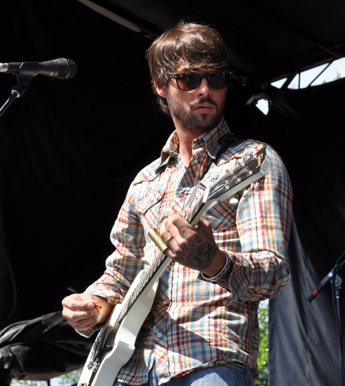 Ryan Bingham playing electric guitar on stage in Jacksonville, Florida, 2010