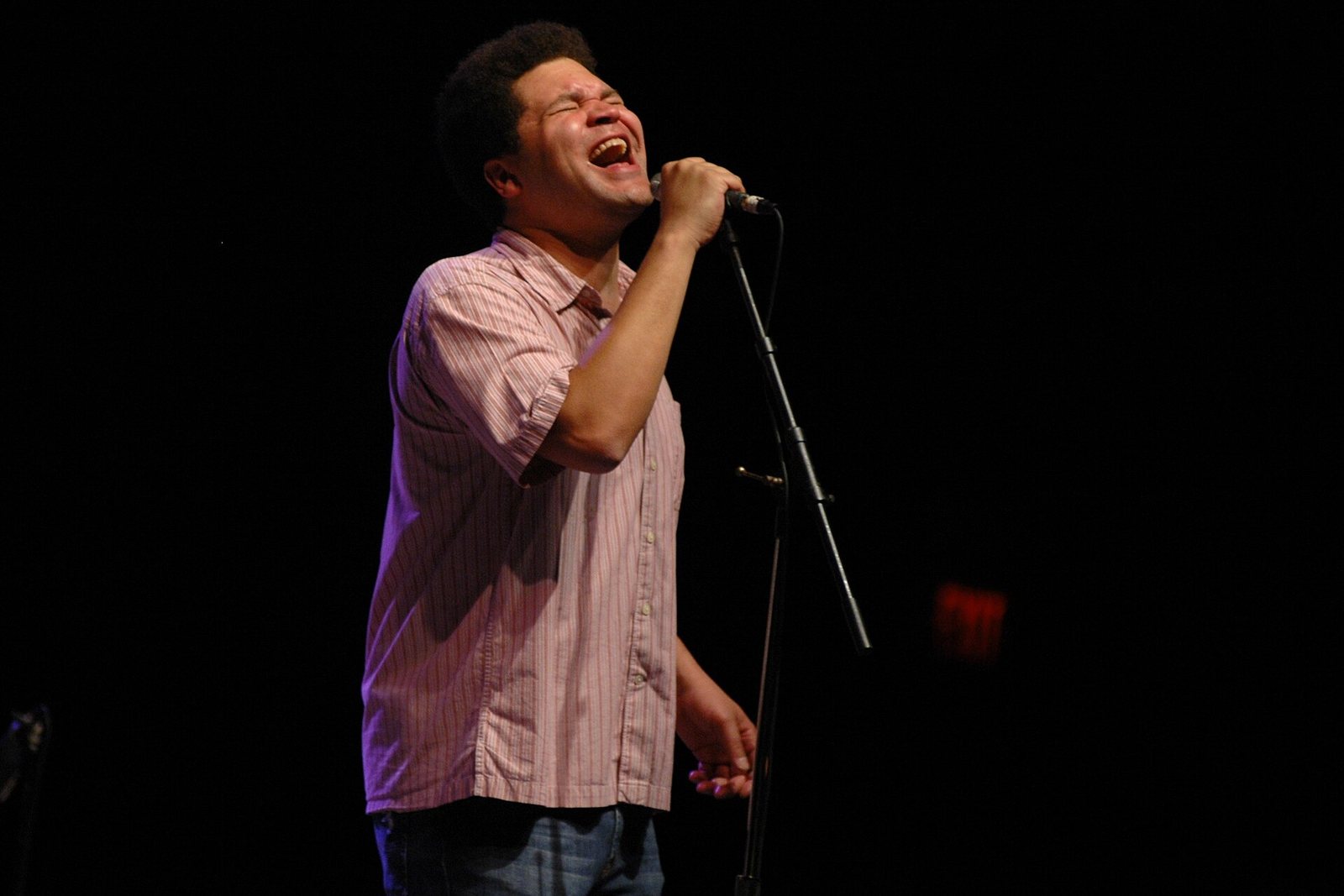 Mike Mattison of Scrapomatic singing at Mizner Park, Boca Raton, Florida, December 2007