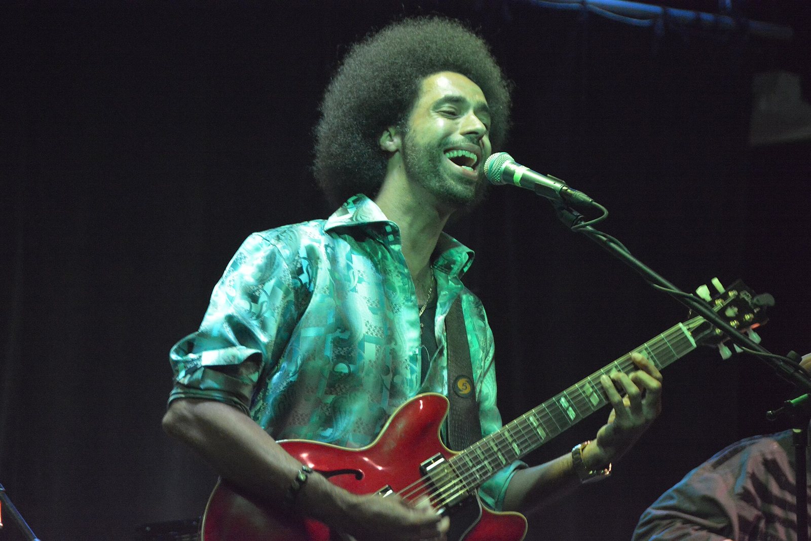 Selwyn Birchwood singing and playing guitar at Arts Garage, Delray Beach, Florida, 2018