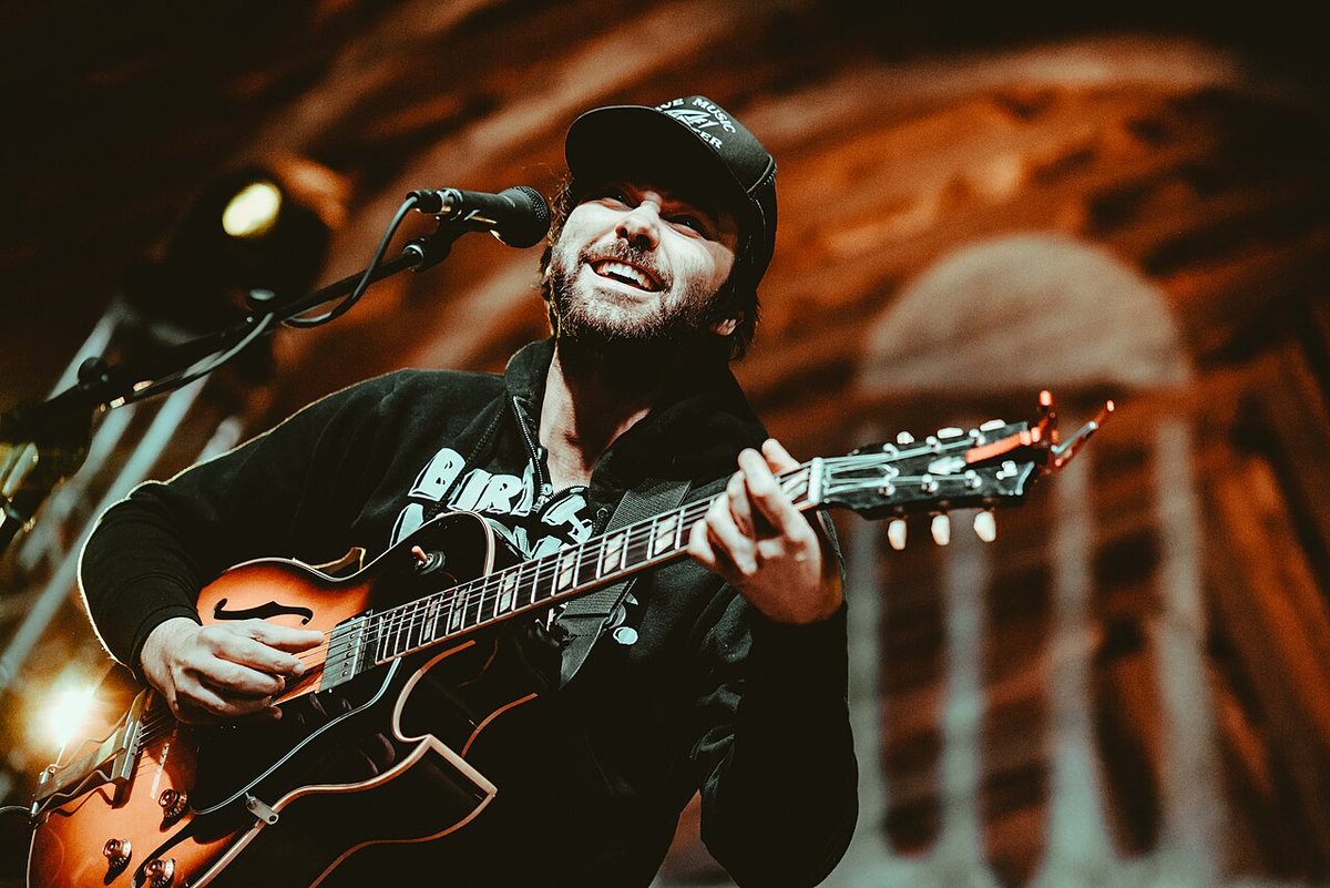 Shakey Graves performing with The Texas Gentlemen at The Rustic, San Antonio, 2017