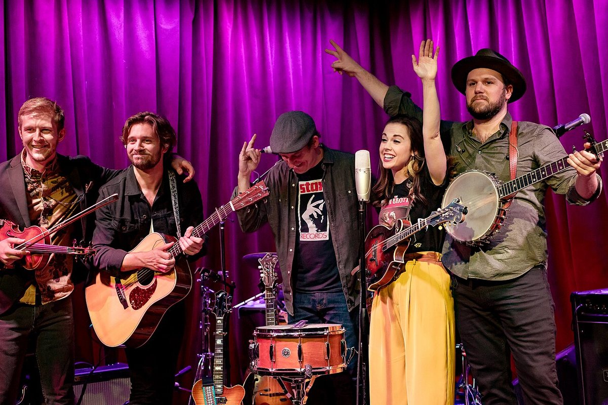 Sierra Hull and her band acknowledging the crowd at the Hotel Cafe, Los Angeles, 2021