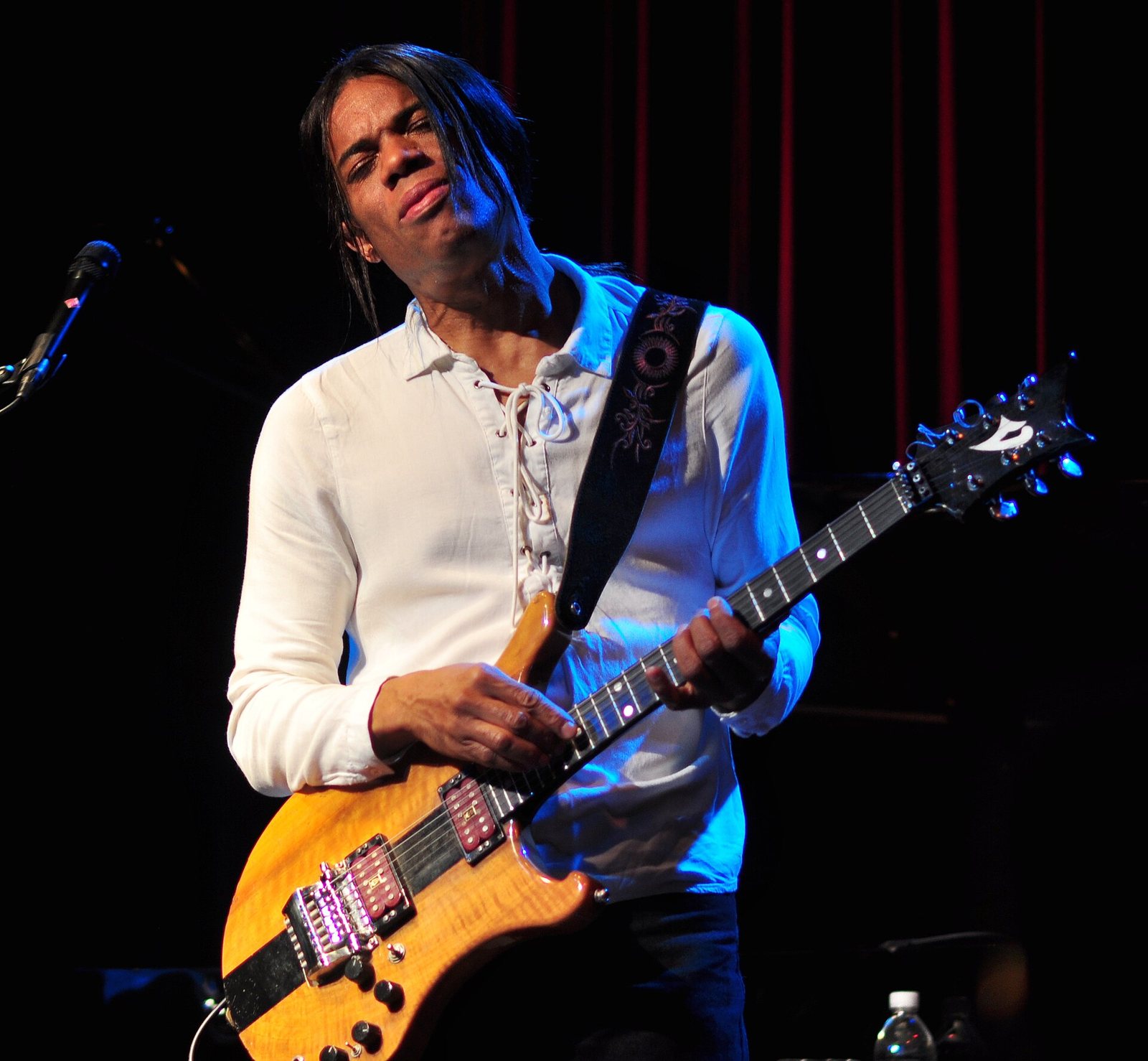 Stanley Jordan playing guitar at Dimitriou's Jazz Alley, Seattle, 2017