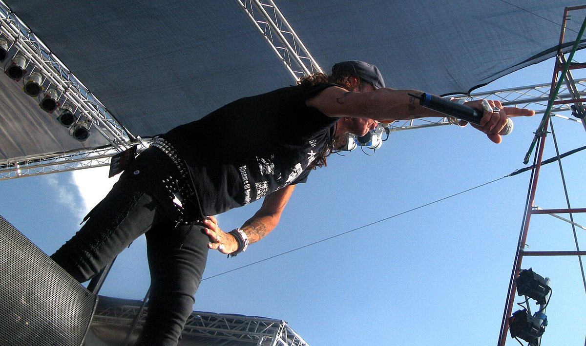 Stephen Pearcy leaning out toward the crowd with a microphone at South Texas Rock Fest, 2008